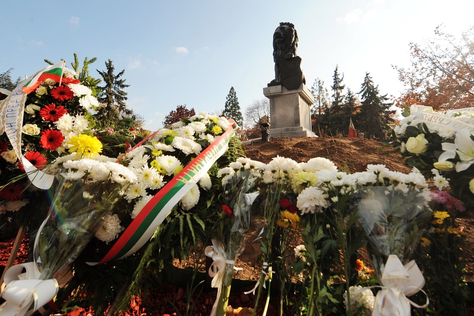 Стотици поднесоха цветя на новия паметник пред НДК (СНИМКИ)