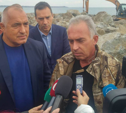 Премиерът спря кортежа,  доктор помогна на ранени в катастрофа