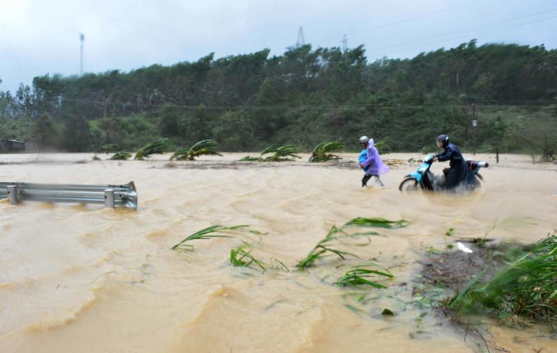 Мощен тайфун уби 27 души във Виетнам