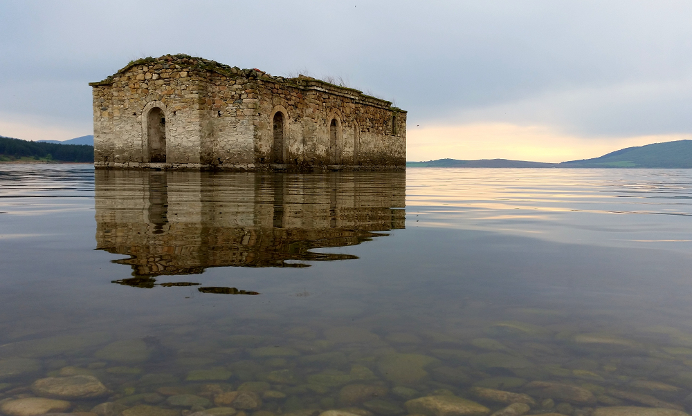 Вижте "Потопената църква", изплувала от дъното на яз. Жребчево (ВИДЕО)