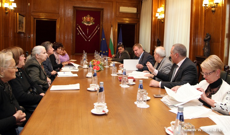 Министърът на отбраната се срещна с майки на войници, загинали в мирно време