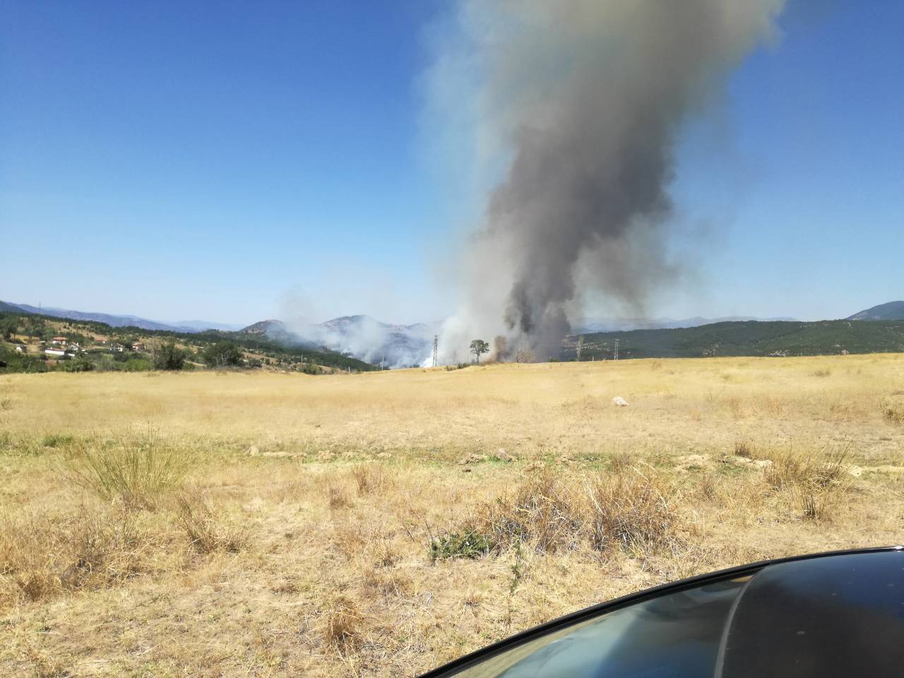 3000 бали със сено изгоряха край Карлово