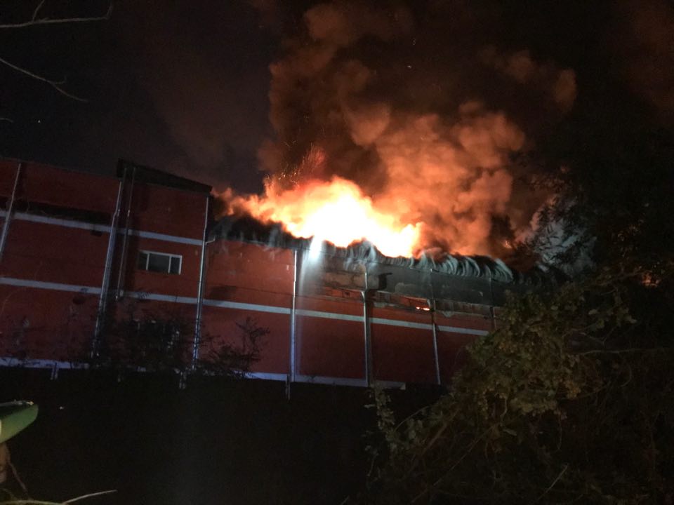 Рухна покрива на горящия месокомбинат във Велико Търново