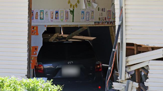 Автомобил се вряза в училище в Сидни, 22 деца пострадаха