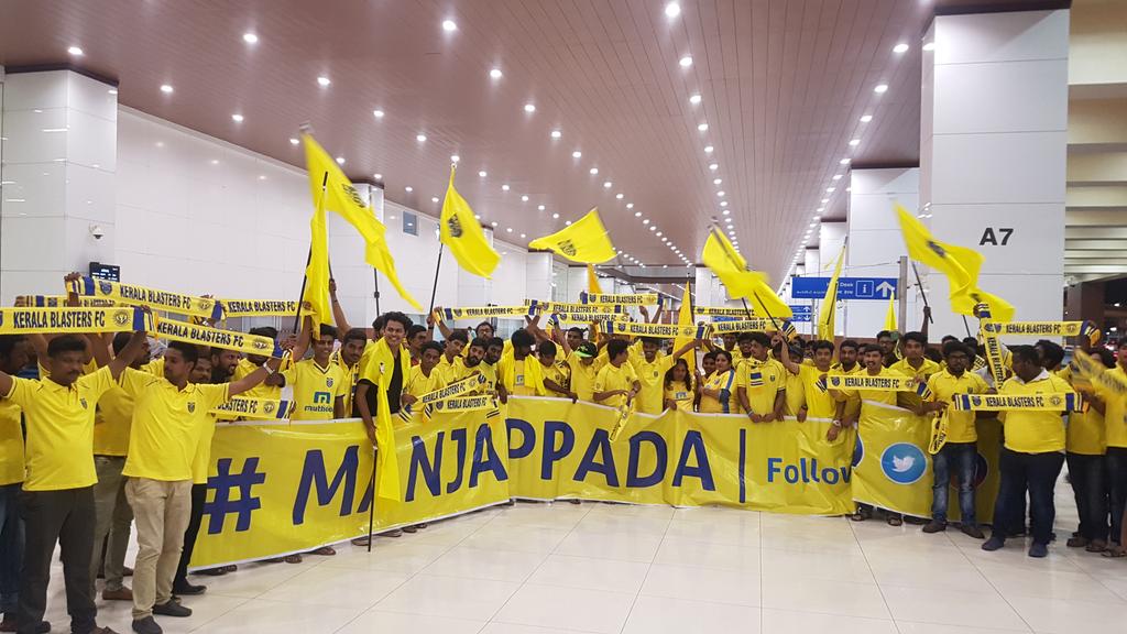 Стотици фенове посрещнаха Бербатов в Индия: Кралят пристига! (СНИМКИ, ВИДЕО)