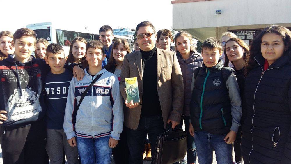 Ученици от Свищов събраха 420 лева дарение за проекта „България на длан - макети на открито“