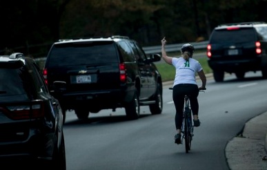 Уволниха велосипедистка, показала среден пръст на Доналд Тръмп