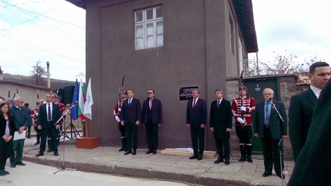 Откриха възпоменателна плоча пред родната къща на Желю Желев (СНИМКИ)