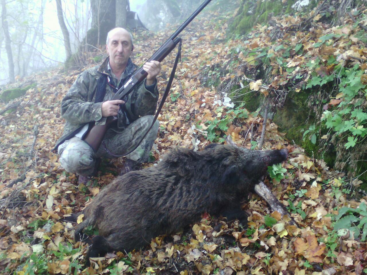 Автомеханик повали два глигана за минута