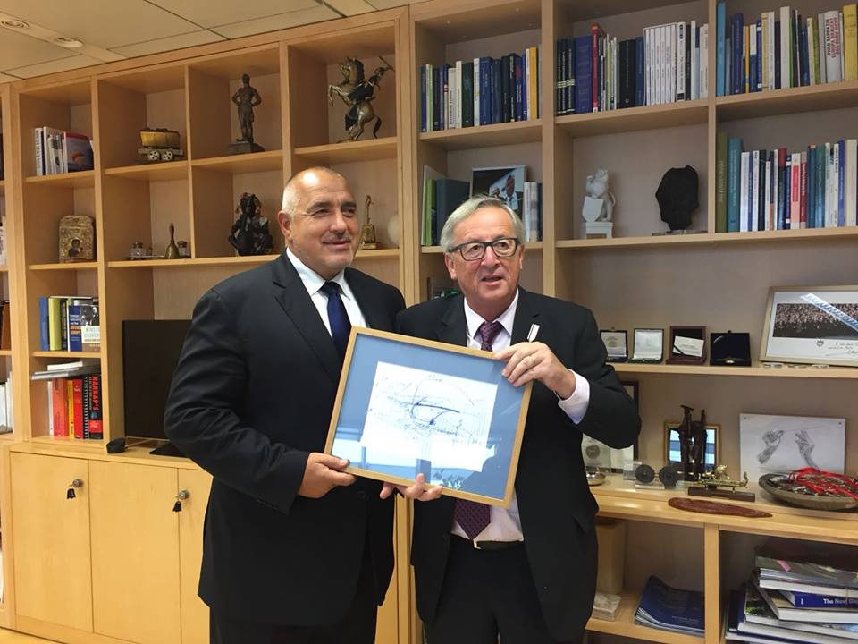 Жан-Клод Юнкер пази рисунки от Бойко Борисов (СНИМКИ)