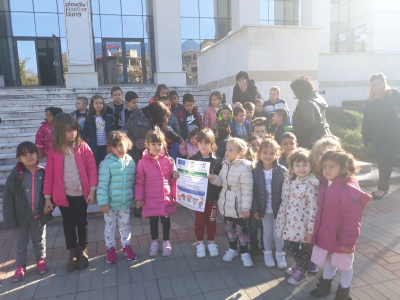 Безплатен театър за 100 деца от Oбщина Марица