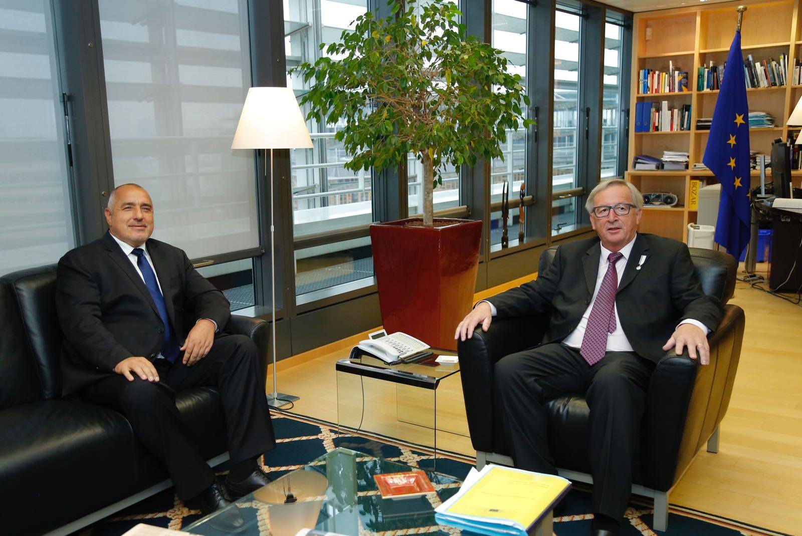 Жан-Клод Юнкер в отговор на "Труд" преди Европредседателството: Възхищавам се на България! Готови сте за Еврозоната