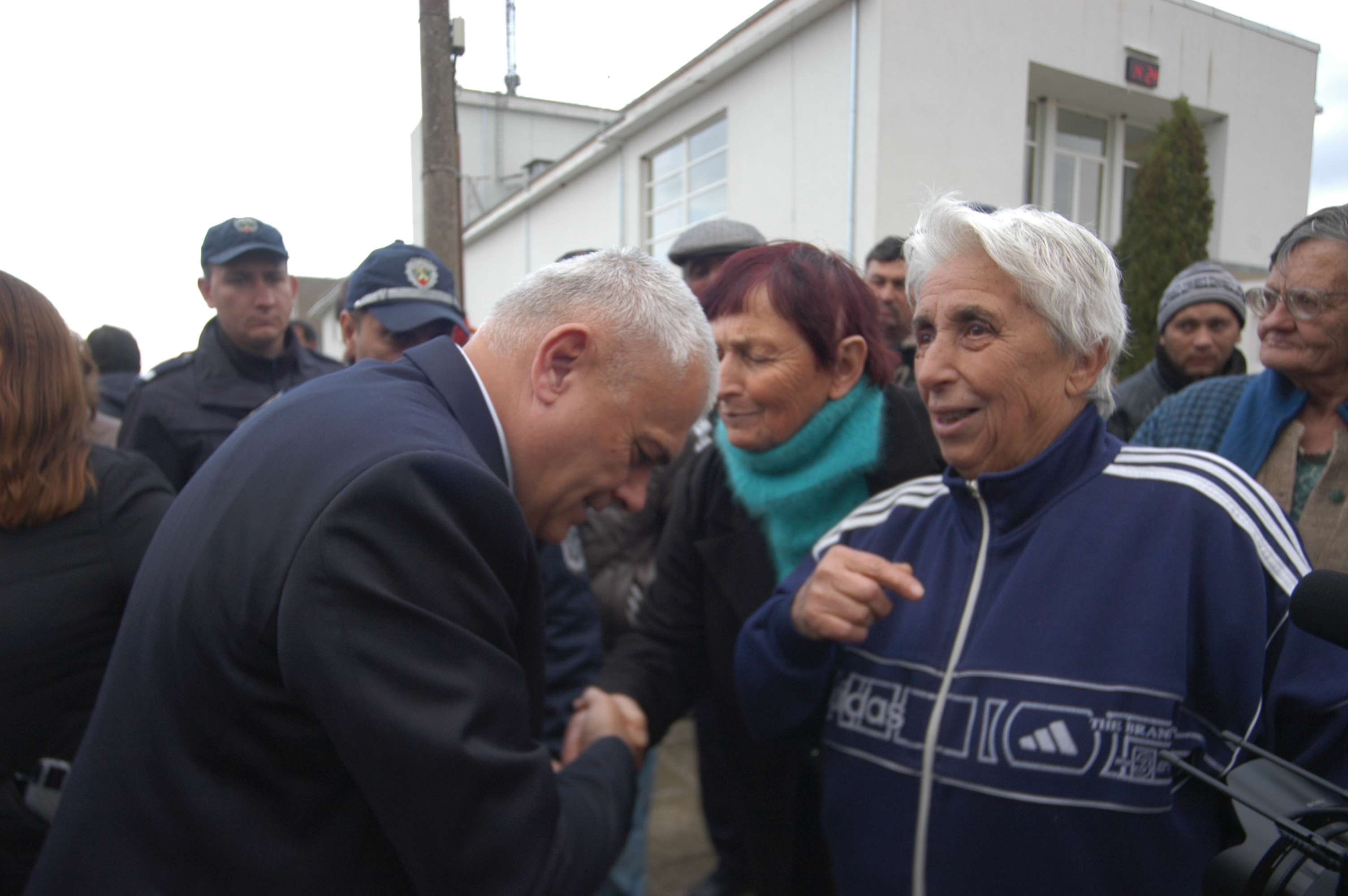 Премиерът прати МВР шефа да гаси протести