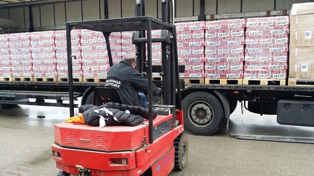 15 тона нелегална бира хванаха митничари на Дунав мост 2