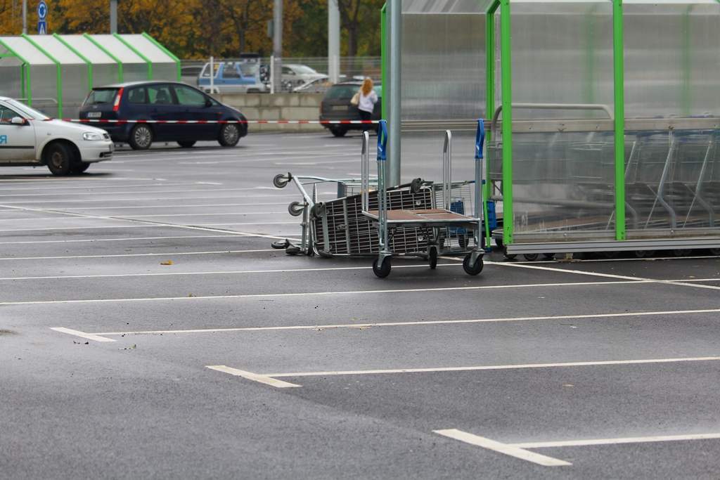 Сигнал за изоставен куфар на паркинга на хипермаркет в Шумен