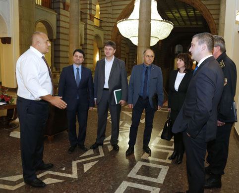 Борисов спря закриването на малките пожарни