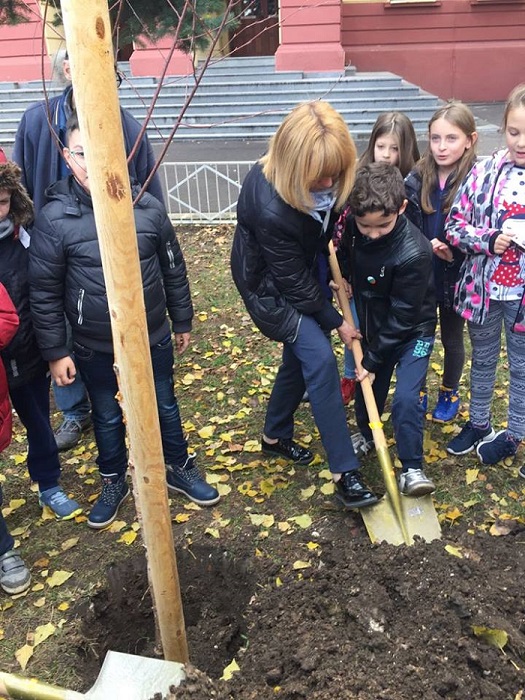 Деца садят 930 дървета в София