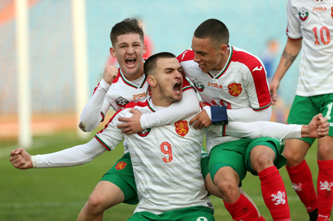 Юношите показаха зъби на Англия