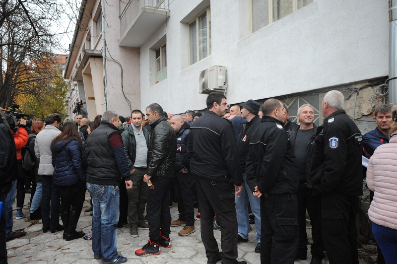 Служителите на затворите у нас излязоха на протест (СНИМКИ)