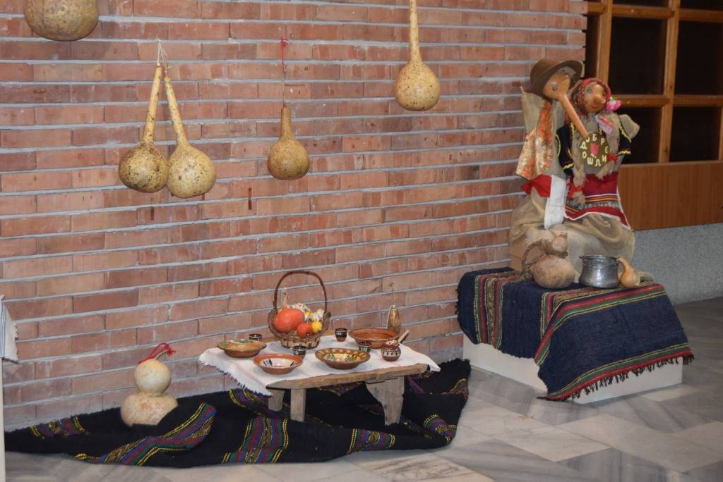 Пъстра изложба на 50 кратуни краси Младежкия дом в Горна Оряховица