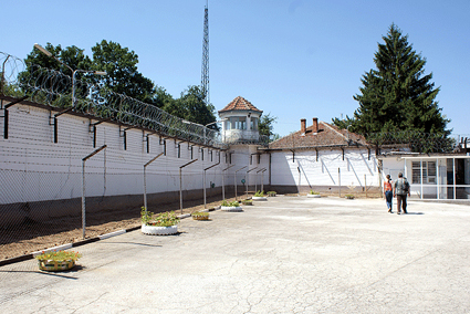 8 години затвор за изверг, насилвал дъщеря си