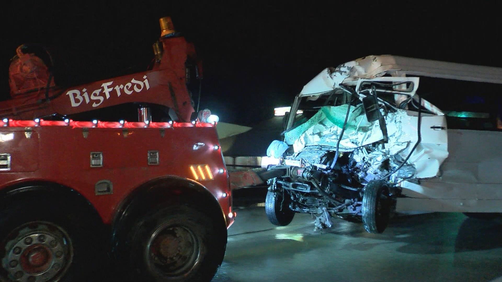 Техническа неизправност или здравословен проблем на шофьора на буса-ковчег са довели до зверската катастрофа край Микре