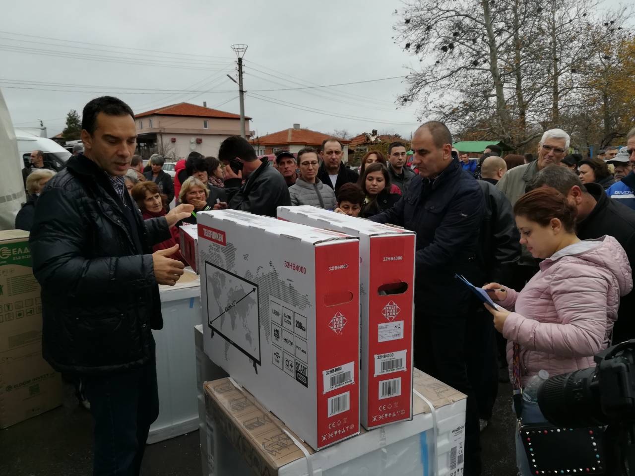 Депутати и кметове от ГЕРБ разтовариха 419 печки и хладилници - помощ за пострадалите от потопа в Бургаско
