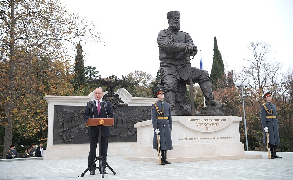Путин откри паметник на Александър III в Ялта