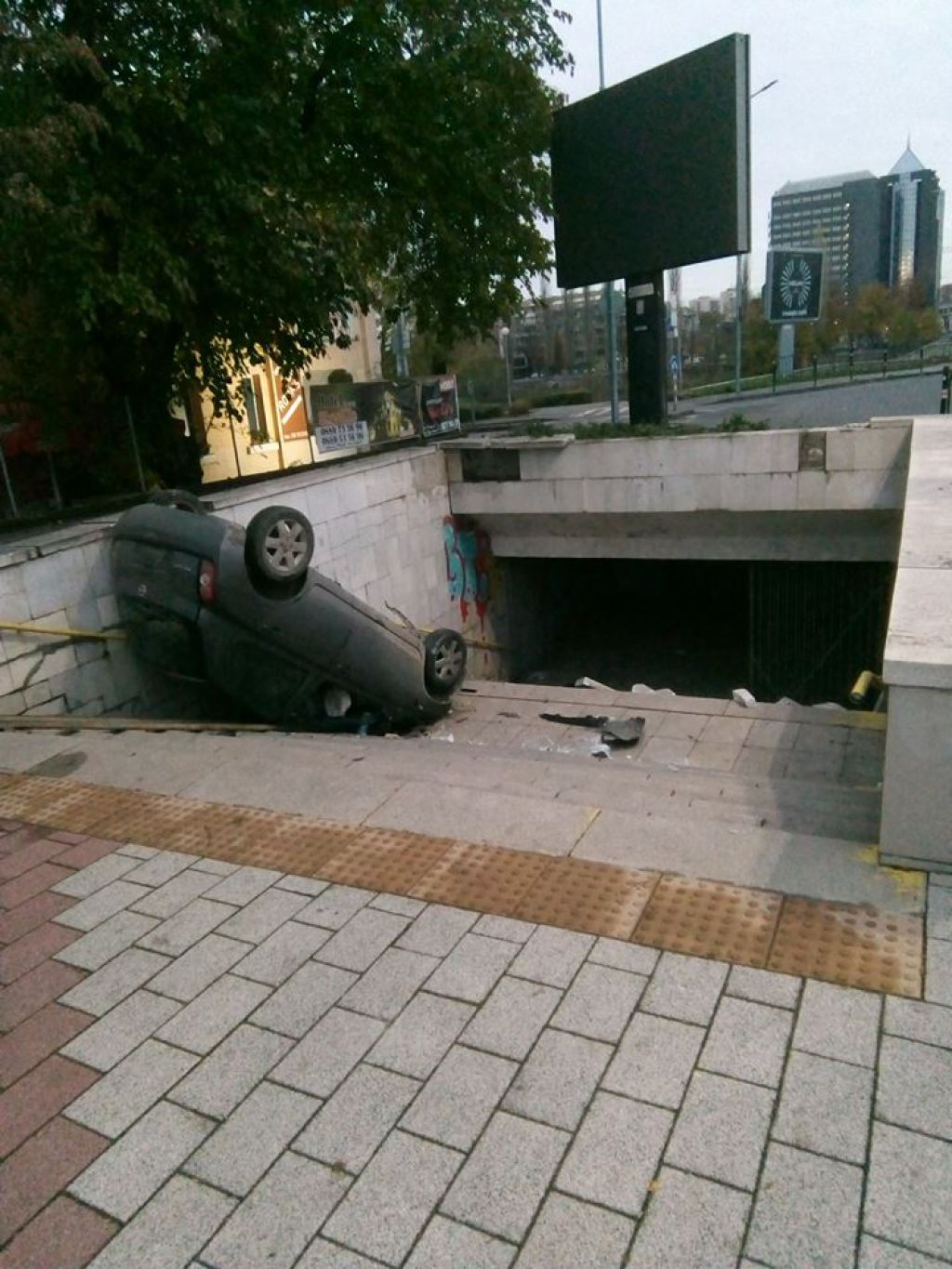 „Нисан Микра” се навря в пешеходния мост на Водната палата в Пловдив