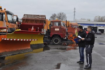 В Бургас кърпят дупки и проверяват техниката