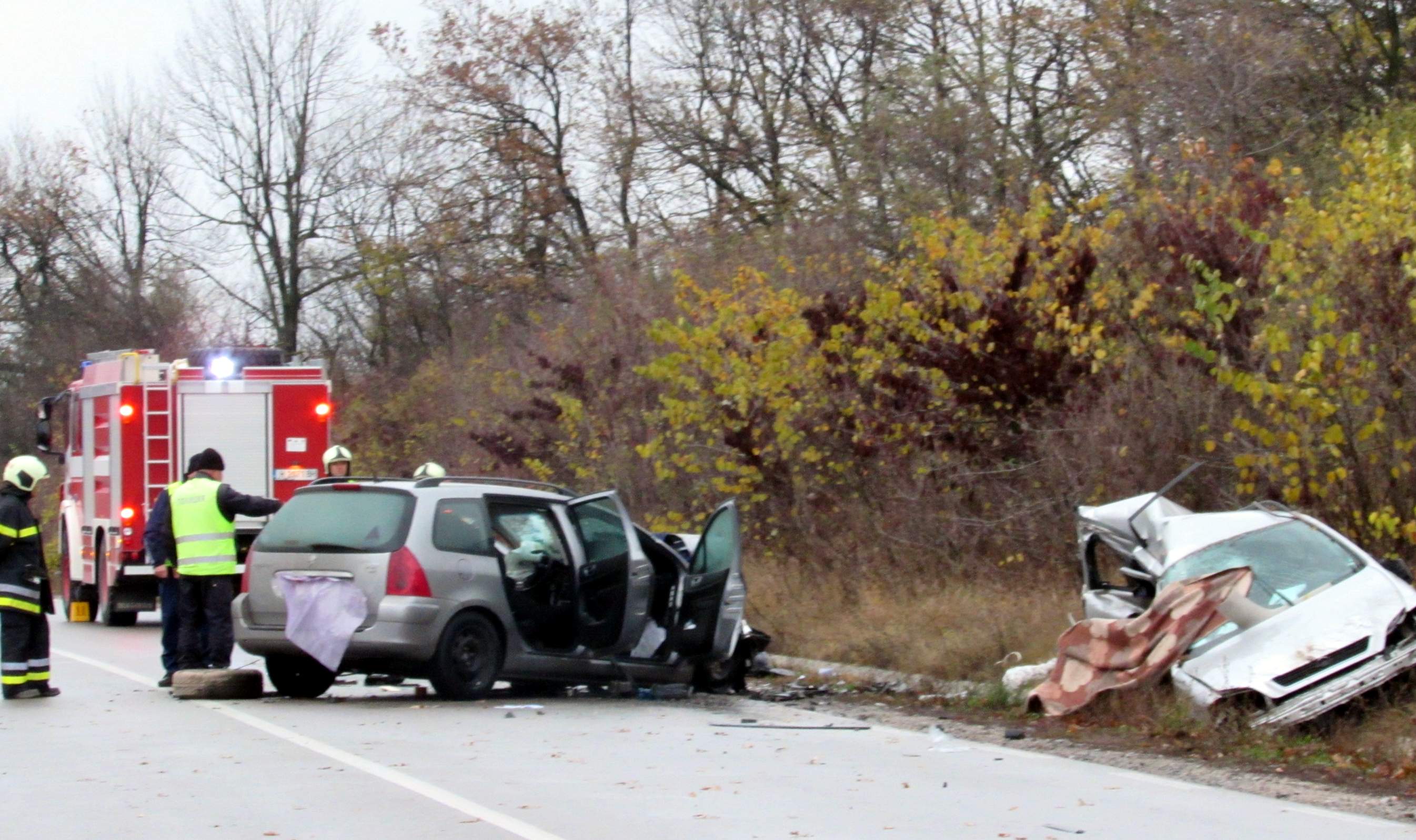 Трима убити при сблъсък между "Опел" и "Пежо" в Шуменско