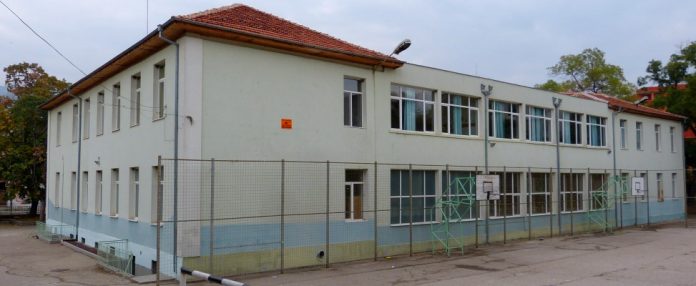 Със 70 000 лв. ремонтират оградите над 2 училища и парк в Община Асеновград