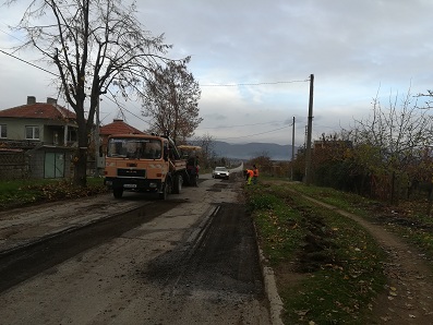Асфалтират в село до Минералните бани край Сливен