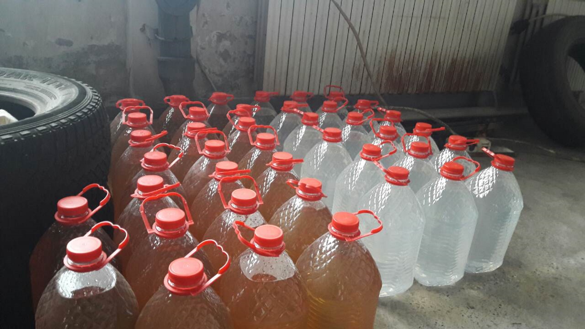 870 л спирт, 540 л алкохол и контрабанден тютюн иззеха при проверка на гараж и къща в Търновско