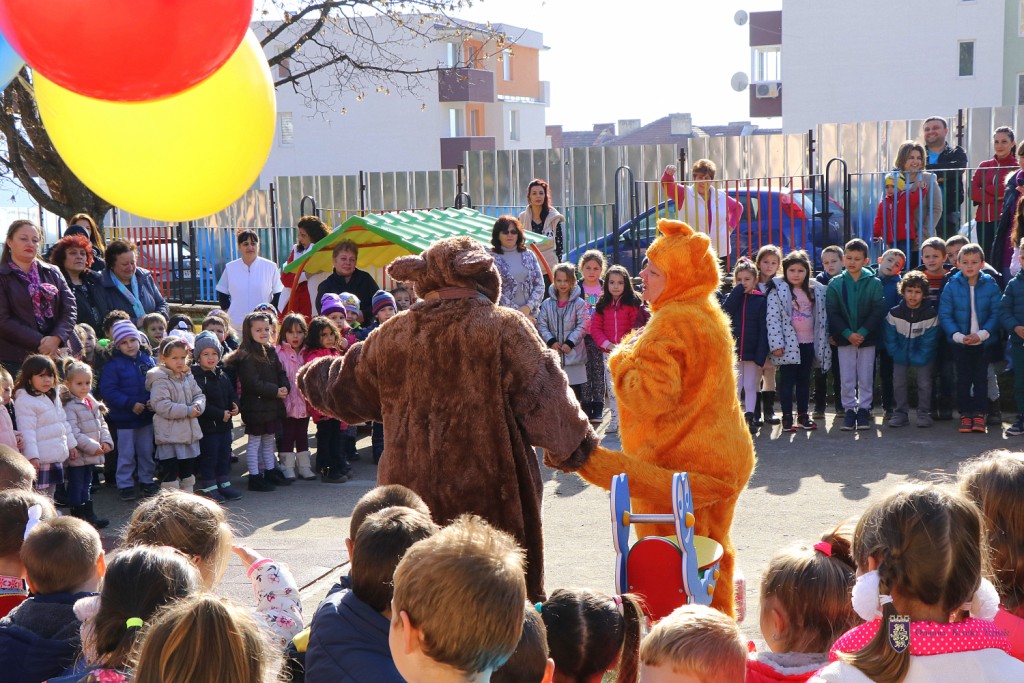 Нови катерушки, люлки и пързалки радват малчуганите в търновската детска градина „Ивайло“