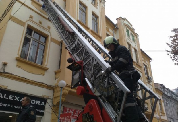 Пожарникари откриха мъртва пенсионерка в жилището й в центъра на Пловдив