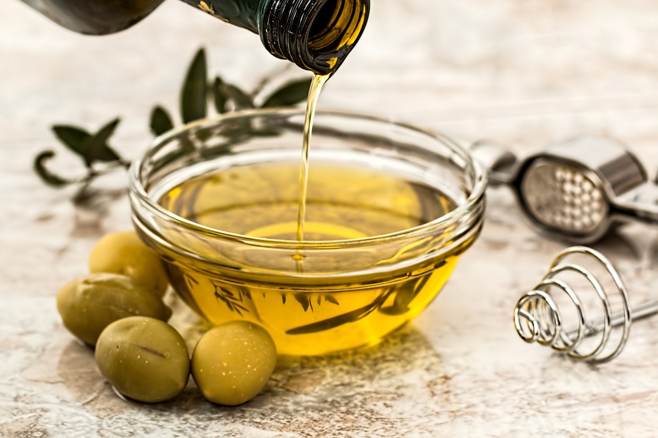 Гръцки прокурор обвини 7 души за продажба на слънчогледово олио, представяно за зехтин