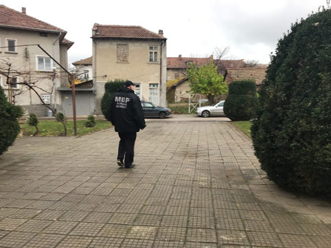 И шефът на пожарната в Павликени заснет да налива гориво в пластмасови бутилки