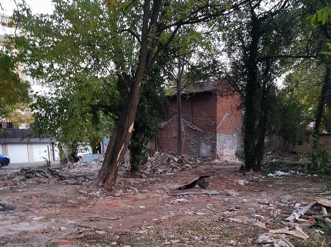 Има ли регистър на пустеещите парцели в Пловдив, питат общински съветници от БСП