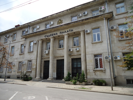 Мъж на съд за опит за подкуп на полицейски служители