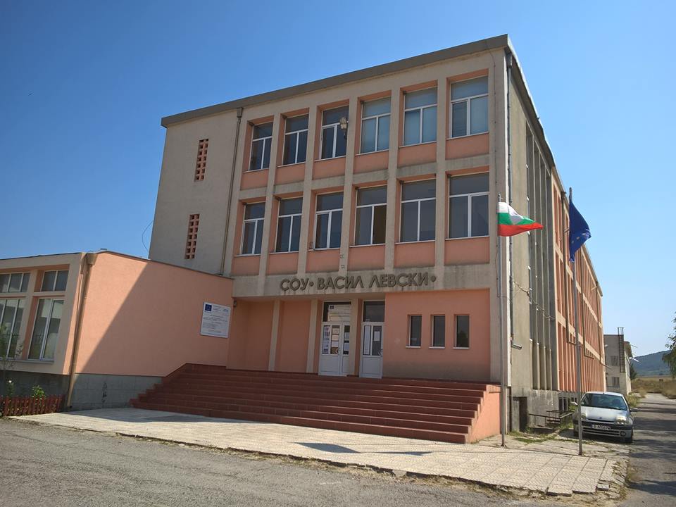 Община Девня купува униформи на гимназисти