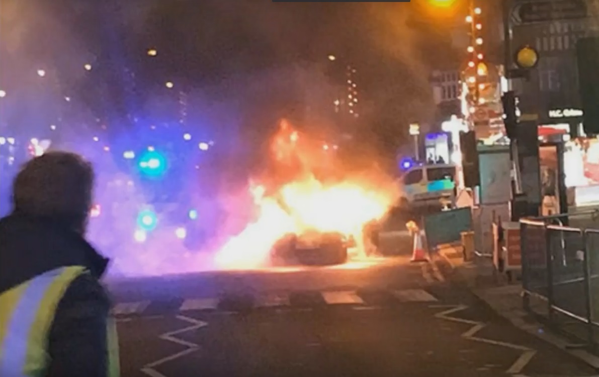 Кола се взриви на метри от коледен базар в Лондон