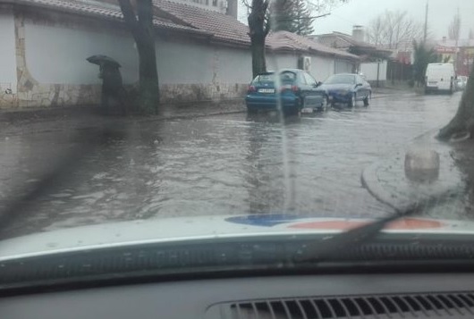 Проливни дъждове предизвикаха наводнения в Перник