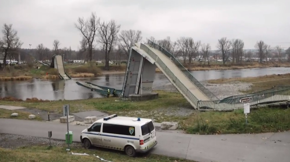 Четирима души са пострадали при срутване на мост в Прага