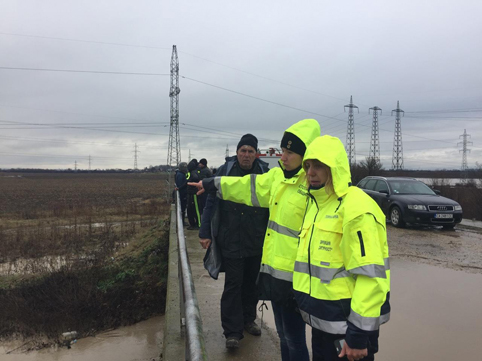 След циклона „Филип”:  Преляха реки, чували с пясък и булдозери спираха стихията (ОБЗОР)
