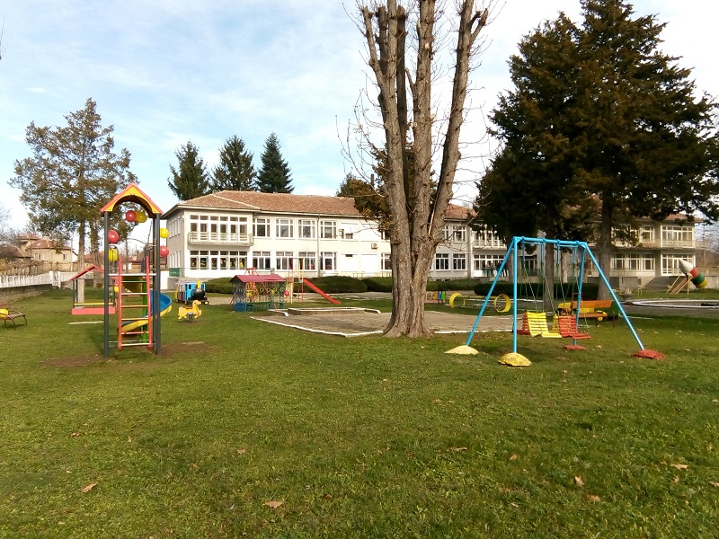 Откриха нова детска площадка за 5000 лв. в Бяла черква