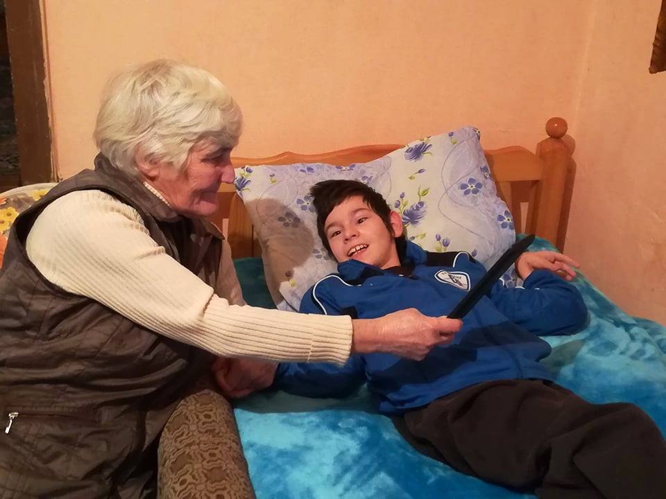 Старица от 5 години сама се грижи за внука си с церебрална парализа