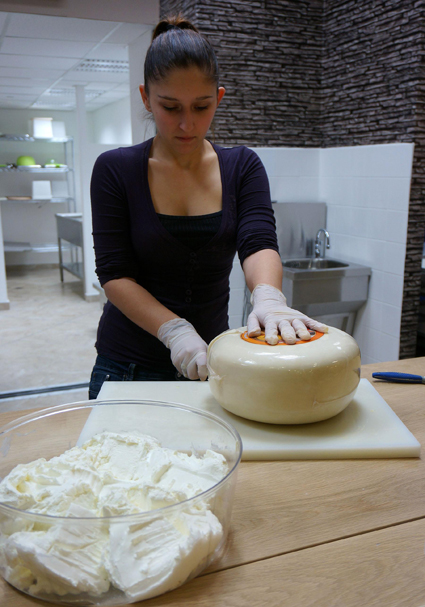 Масло и сирене поскъпнали с над 15% за година