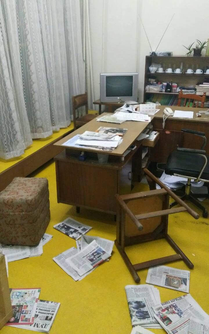 Разбиха и ограбиха клуба на БСП в "Красно село"