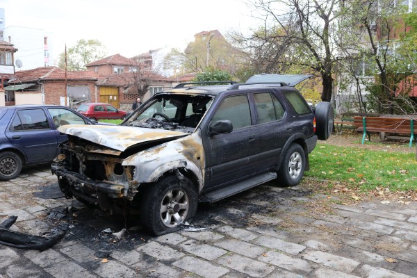 Трима бивши затворници задържани за палежа на колите на шефа на тъмницата в Пловдив и началника на охраната